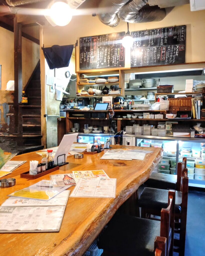 海鮮処 わたなべやの店内のカウンター席