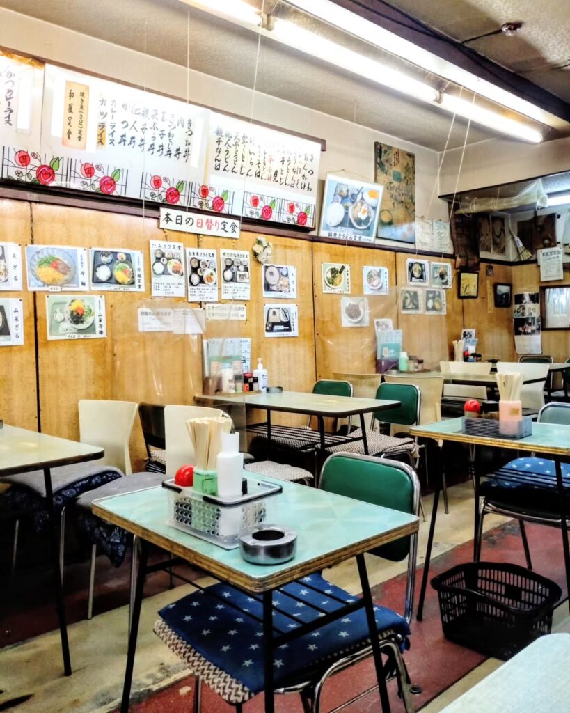 生そば 常盤のレトロな店内