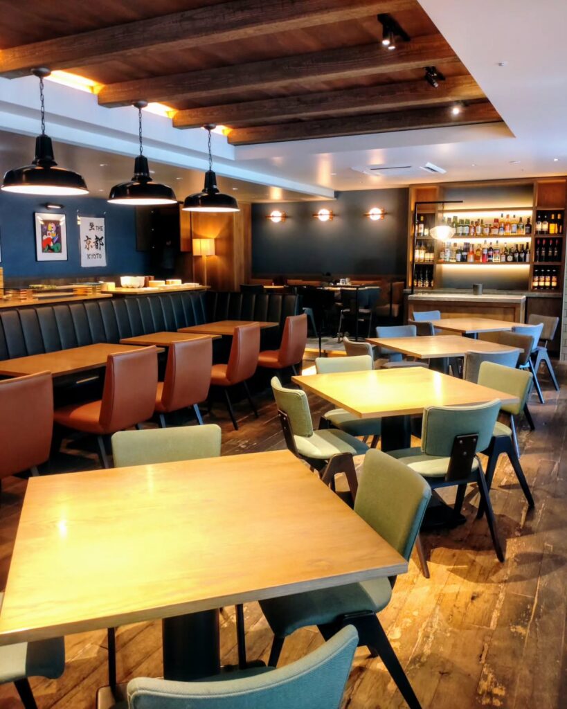 BLUE BOOKS cafe（ブルーブックスカフェ） 京都の店内のテーブル席