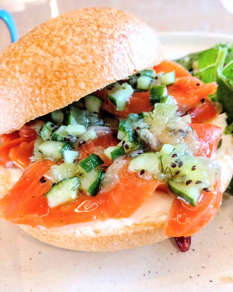 LIGNUM(リグナム)のスモークサーモンとクリームチーズのベーグルサンドの中身 - 京都市役所前ランチめぐり LIGNUM(リグナム)のスモークサーモンとクリームチーズのベーグルサンドの中身