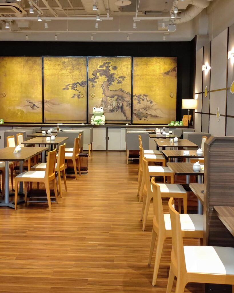 MARUZEN cafe(マルゼン カフェ) 京都店の店内のテーブル席 - 京都市役所前ランチめぐり MARUZEN cafe(マルゼン カフェ) 京都店の店内のテーブル席