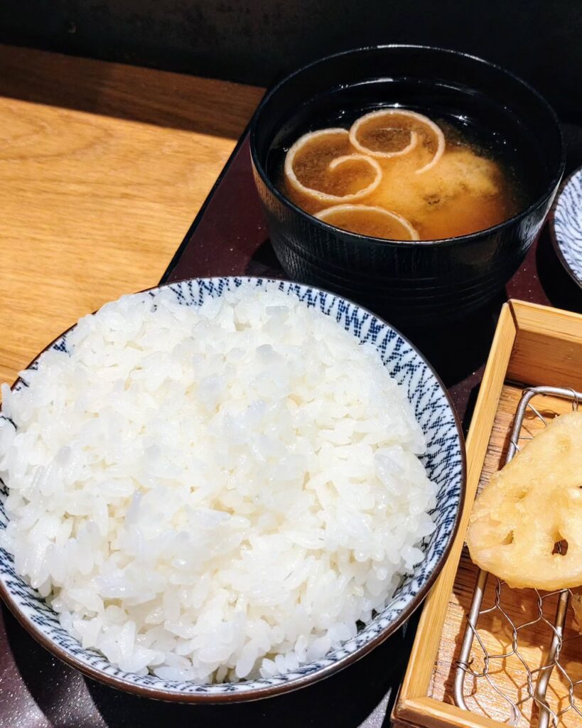 天ぷら 天寅 新風館店の定食のごはんと味噌汁