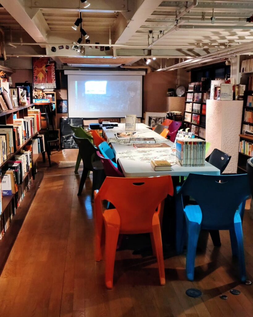 Max1921 book cafeの本のある店内