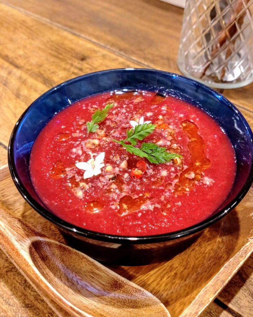 Vegginy（ベジニー）のビーツとトマトと生姜の冷製スープ