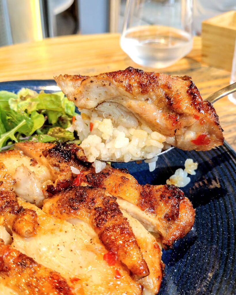 DIG THE LINE BOTTLE & BAR（ディグ・ザ・ライン・ボトル&バー）の鶏肉とライス