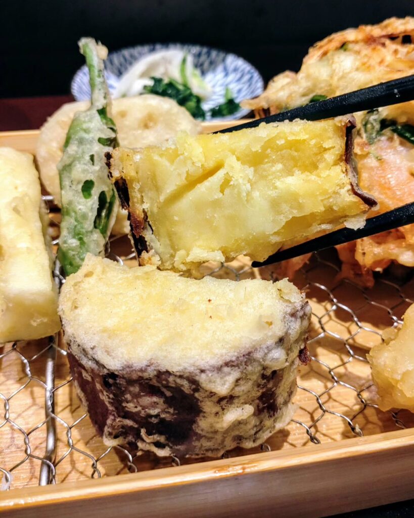 天ぷら 天寅 新風館店のサツマイモの野菜天