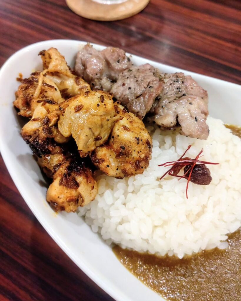 先斗町薬膳カレーの特製スパイスのチキンティッカカレーのチキン