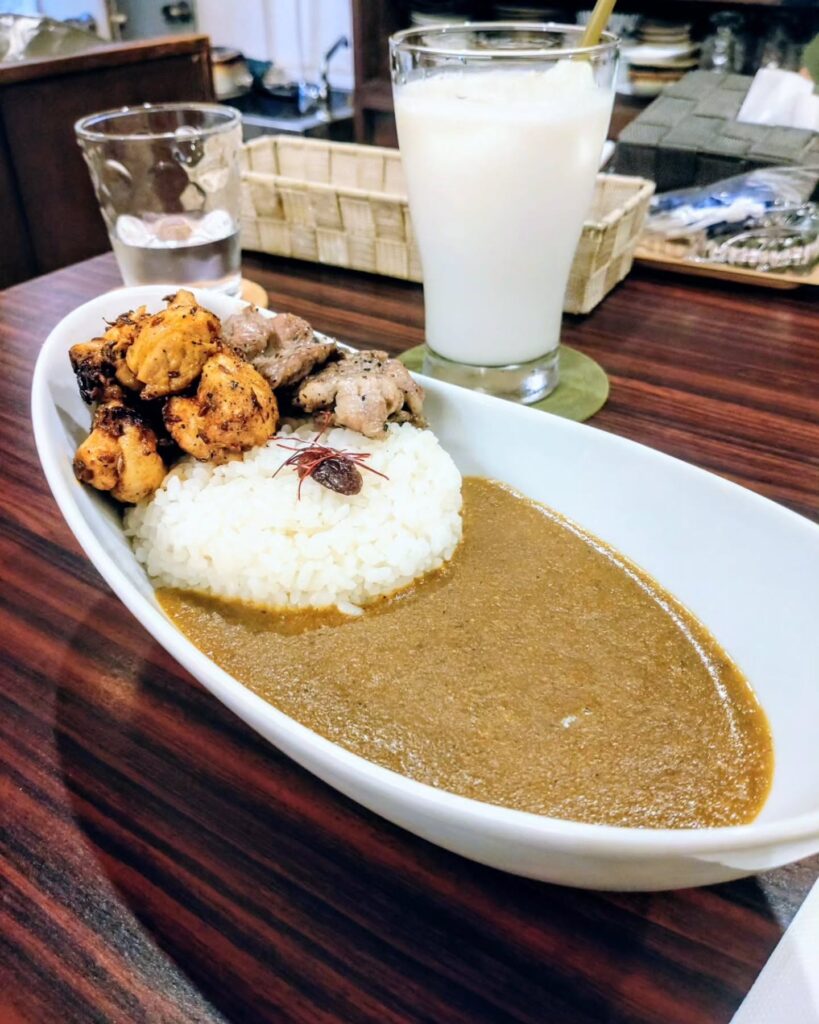 先斗町薬膳カレーの特製スパイスのチキンティッカカレーにラムステーキをトッピング