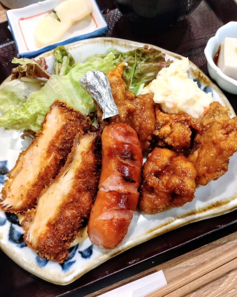 京のじどり屋 晃（あき）のボリューム満点鶏定食ランチ