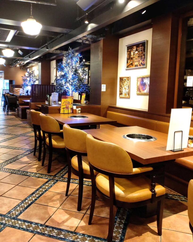焼肉いってつの店内のテーブル席