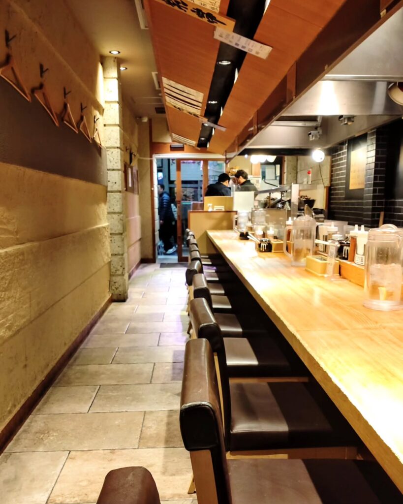 燻とん あくた川の店内のカウンター席