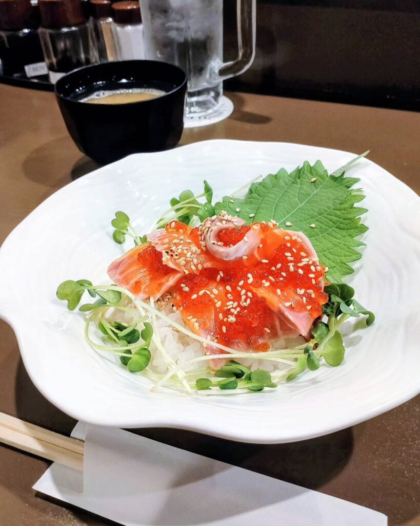 寿司処 しまや はなれ⁡のサーモンといくらの親子丼のランチ