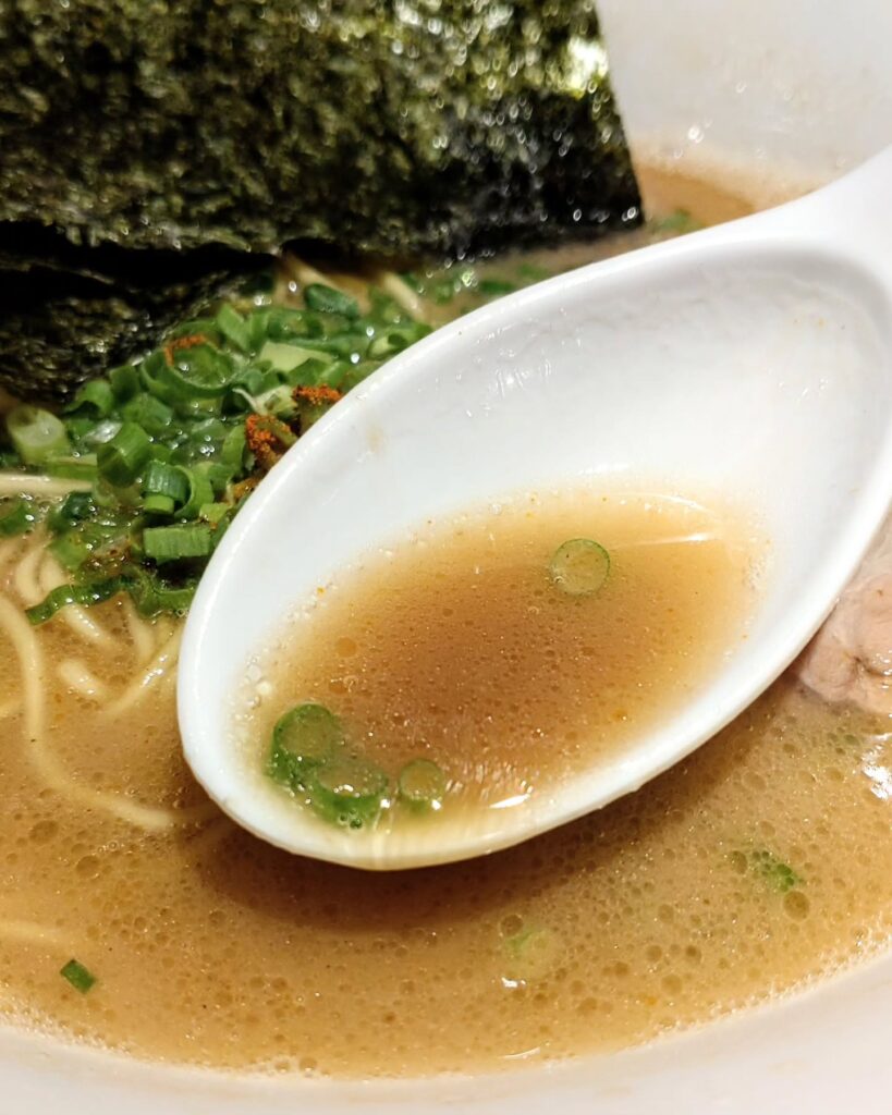 燻とん あくた川のラーメンのスープ