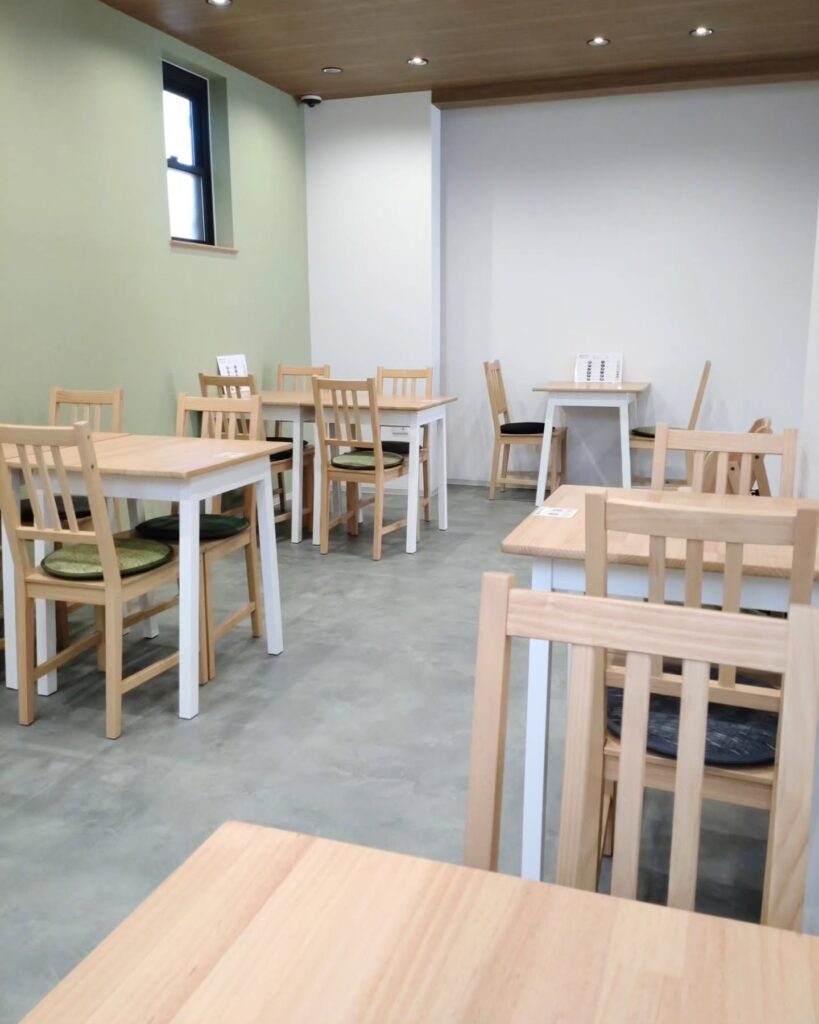 KOETO SOETO(こえとそえと)の店内のテーブル席 - 京都市役所前ランチめぐり KOETO SOETO(こえとそえと)の店内のテーブル席