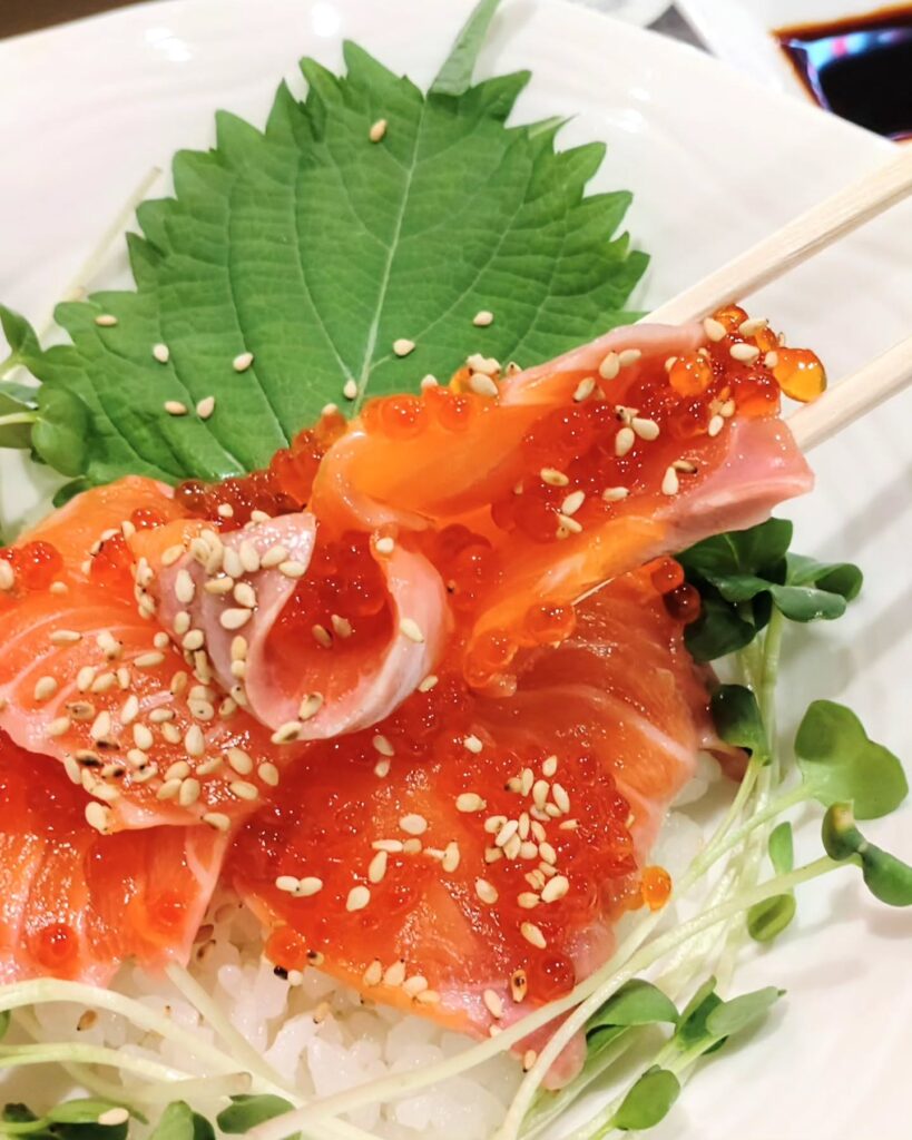 寿司処 しまや はなれ⁡のサーモンといくら