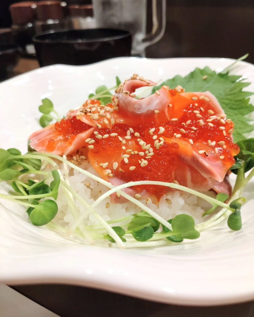 寿司処 しまや はなれ⁡のサーモンといくらの親子丼の具材