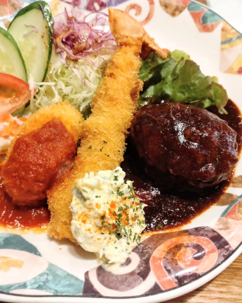 洋食屋 キッチンゴン 六角店のランチのカニコロ、エビフライ、ハンバーグ