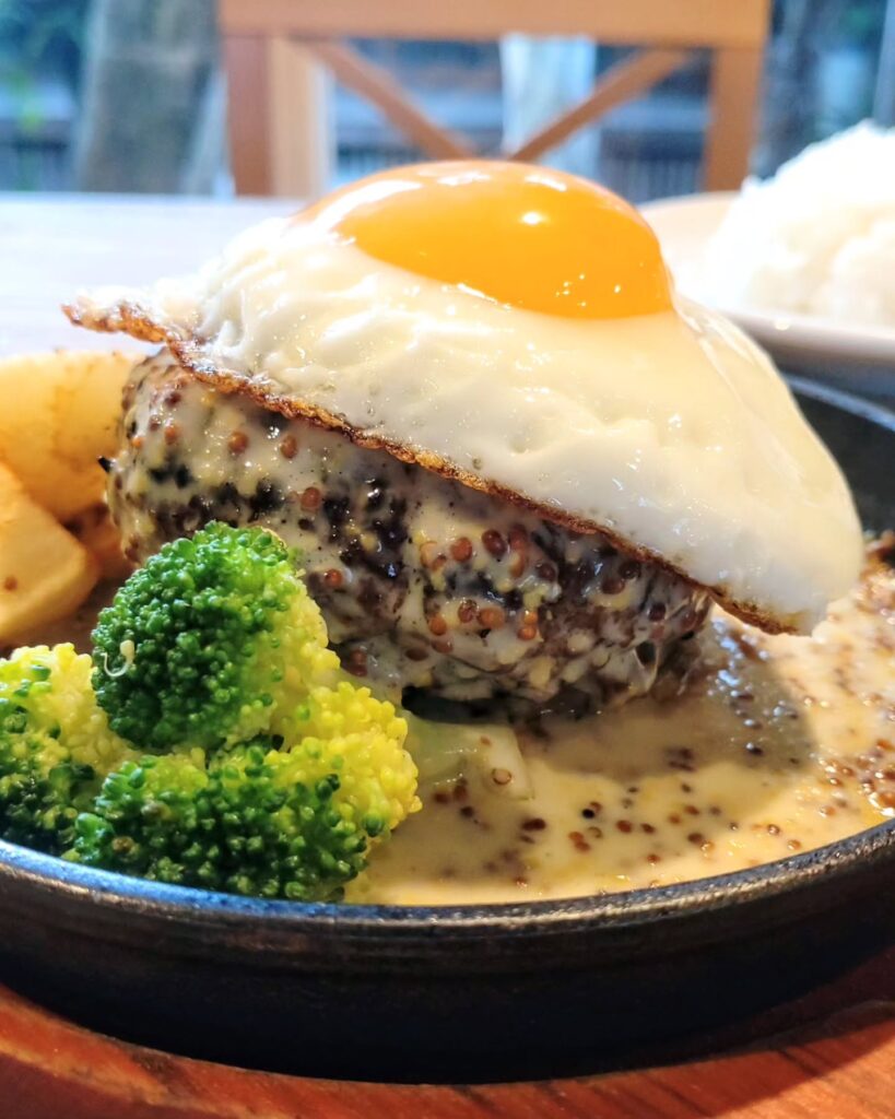 イノツチ洋食店の鉄板ハンバーグのハニーマスタードソース