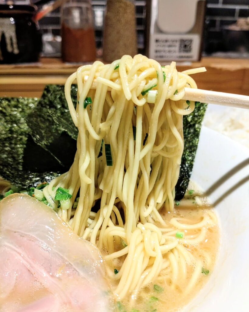 燻とん あくた川のラーメンの麺