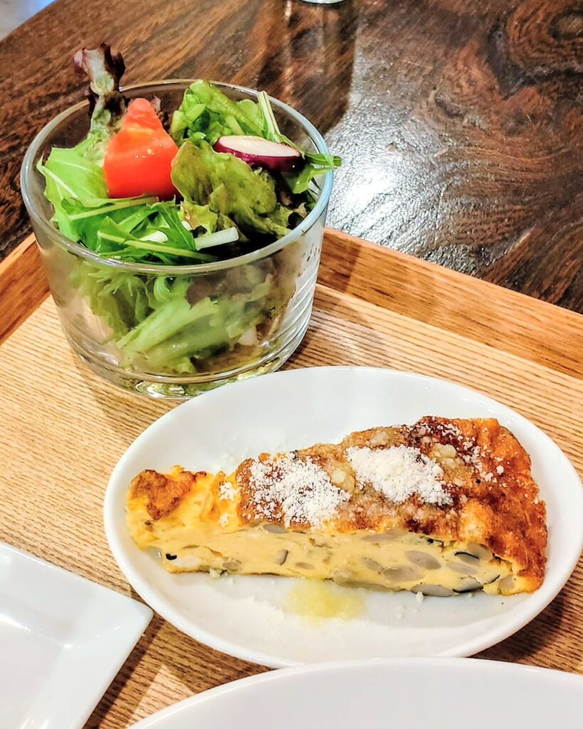 寺町コロンボのランチのサラダとオムレツ