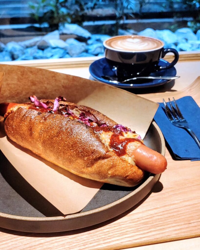 SANWA COFFEE WORKS（サンワコーヒーワークス）京都店のホットドッグとコーヒー