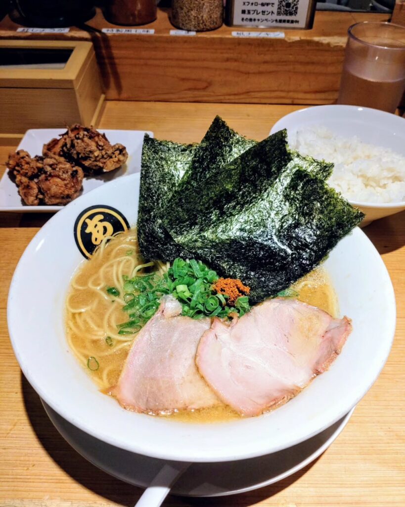 燻とん あくた川のラーメンセットと唐揚げ