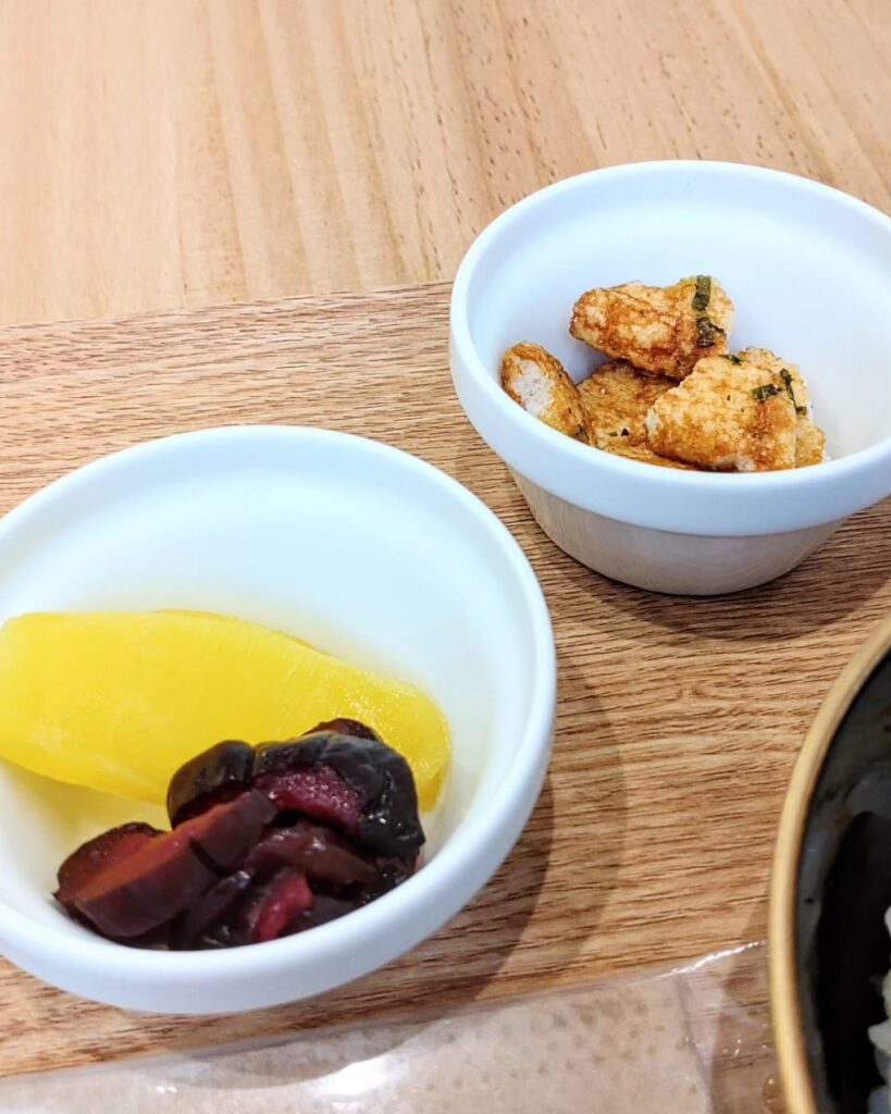 KOETO SOETO(こえとそえと)のランチの香の物とせんべい - 京都市役所前ランチめぐり KOETO SOETO(こえとそえと)のランチの香の物とせんべい