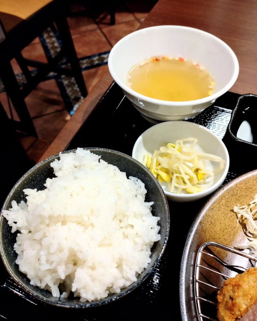 焼肉いってつのごはん・小鉢・スープ