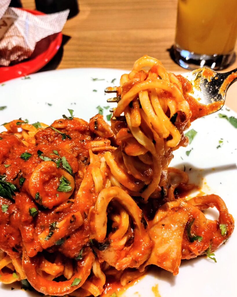 da NODO（ダ・ノード）のイカのトマトソースの手打ちタリオリーニのパスタと具材