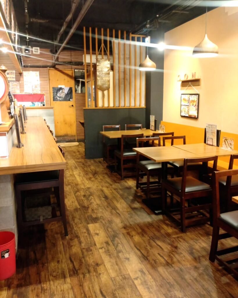 洋食屋 キッチンゴン 六角店の店内