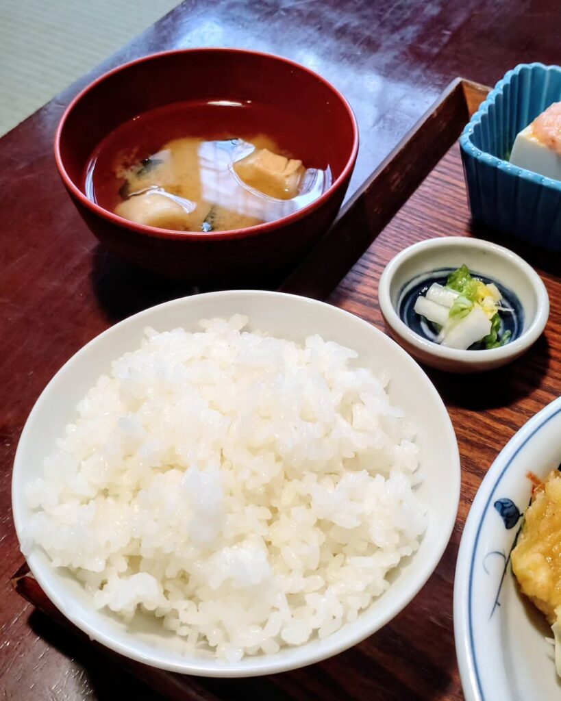 ここら屋 御幸町本店の定食のごはんと味噌汁