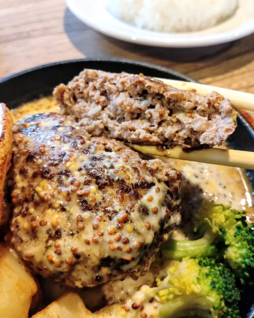 イノツチ洋食店のハンバーグの断面