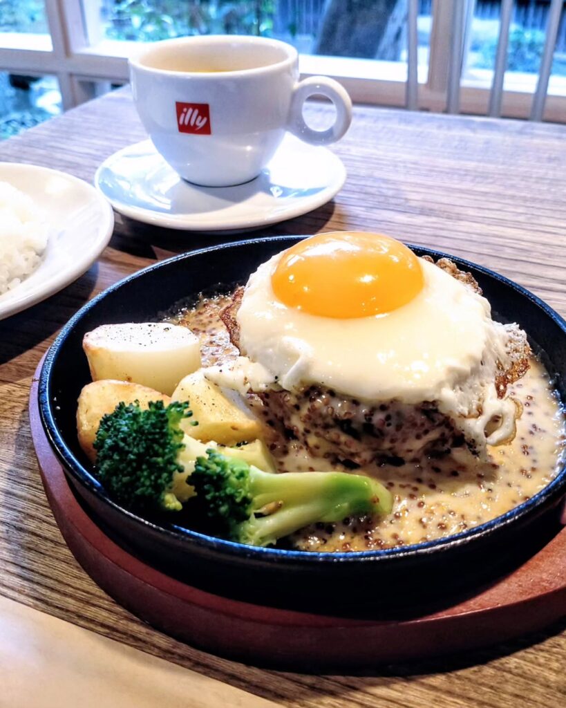 イノツチ洋食店の鉄板ハンバーグのランチ