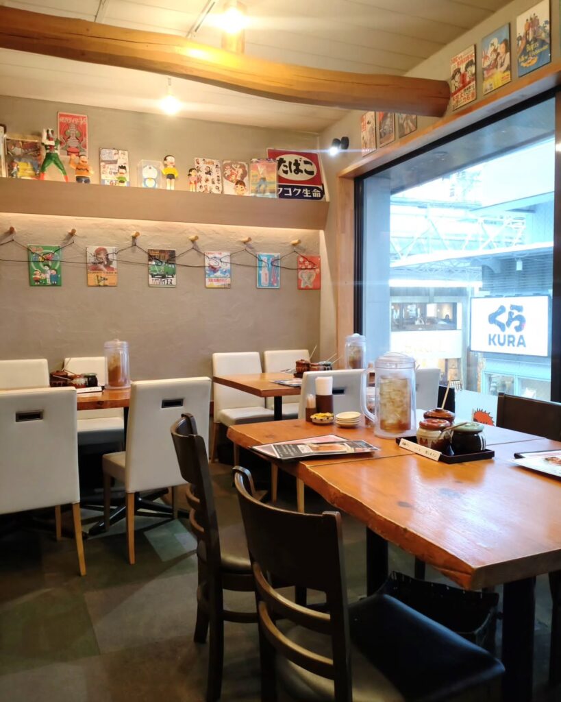 とんかつ 豚ゴリラ 新京極六角店の窓際の席 - 京都市役所前ランチめぐり とんかつ 豚ゴリラ 新京極六角店の窓際の席