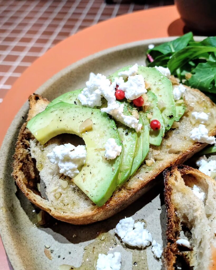 uru coffeeのアボカドのオープンサンド