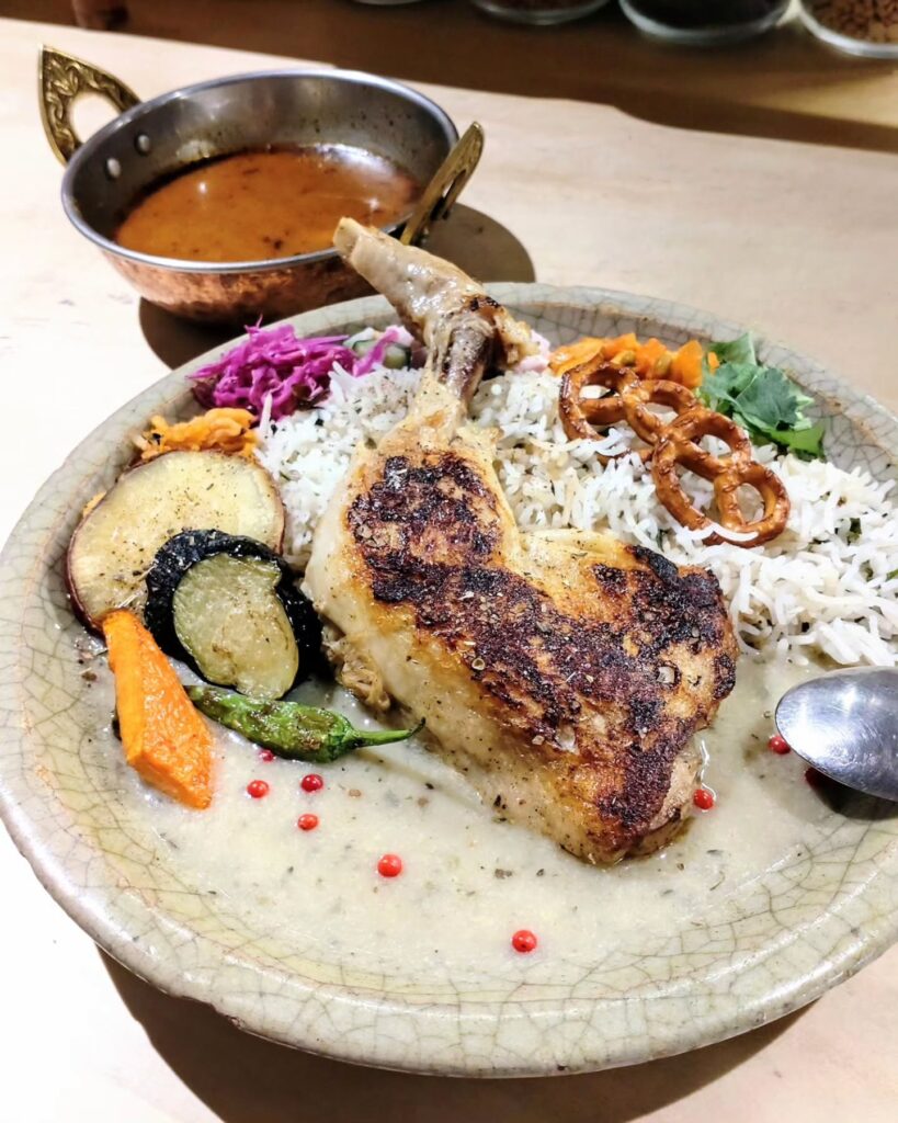 SPICE GATE（スパイスゲート）のハーブポタージュとチキンレッグ1本スープカレーのランチ