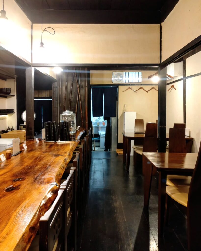 こがら食堂と夜酒場の店内