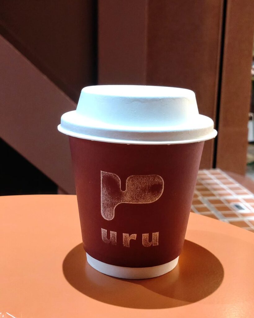 uru coffeeのテイクアウトカップ