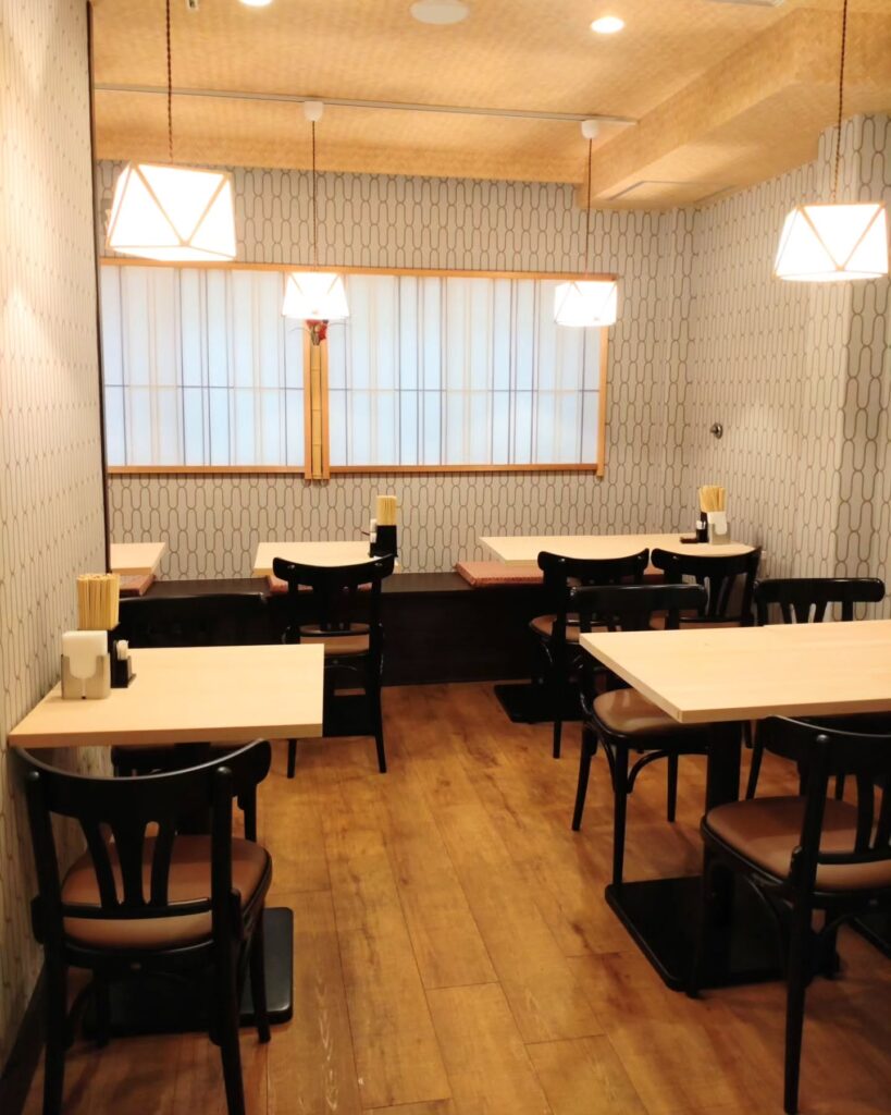 うどん専門店 はなれ 一休庵の店内のテーブル席