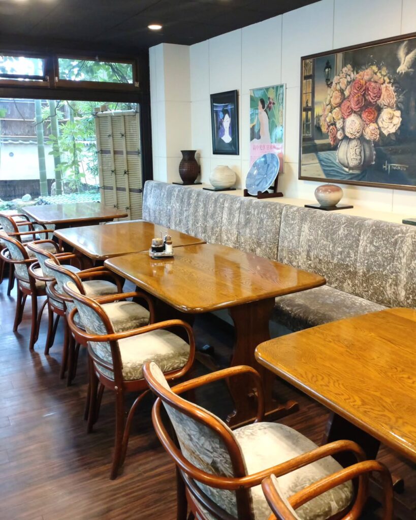 おおたや 夷川店の店内のテーブル席