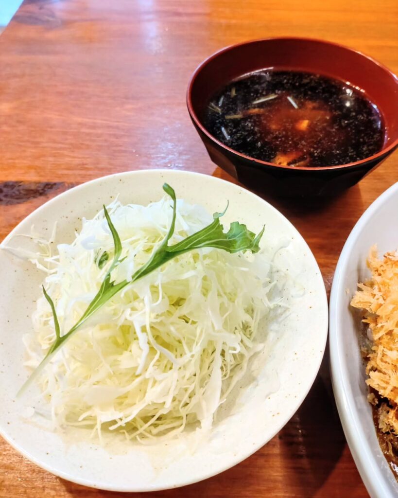 とんかつ 豚ゴリラ 新京極六角店のキャベツと味噌汁 - 京都市役所前ランチめぐり とんかつ 豚ゴリラ 新京極六角店のキャベツと味噌汁