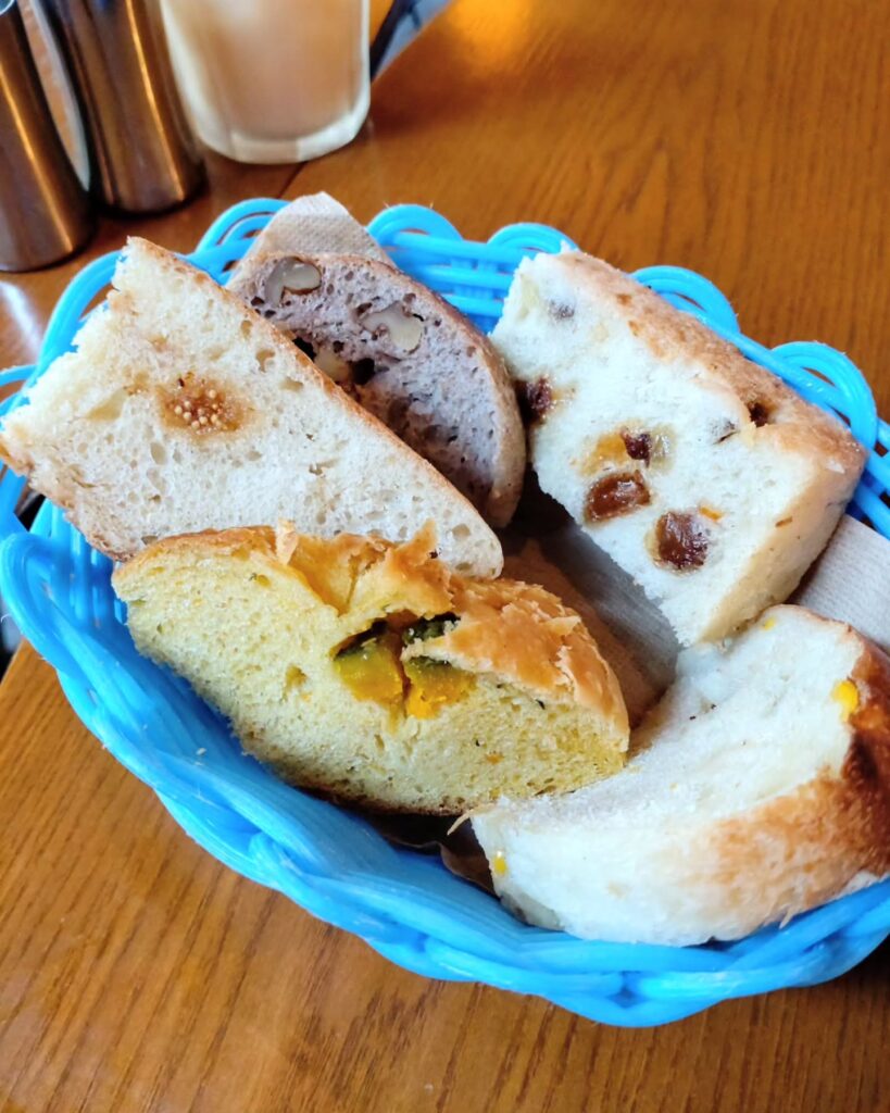 ブーガルーカフェ 寺町店のランチのパン食べ放題