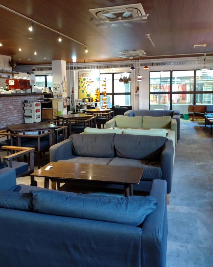 ブーガルーカフェ 寺町店の店内のソファー席