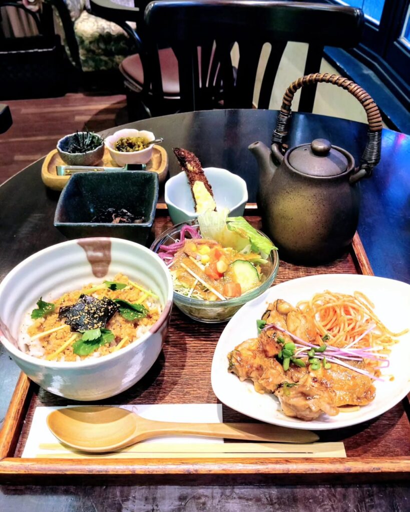 Bの階段の本日のだし茶漬けランチのプレート