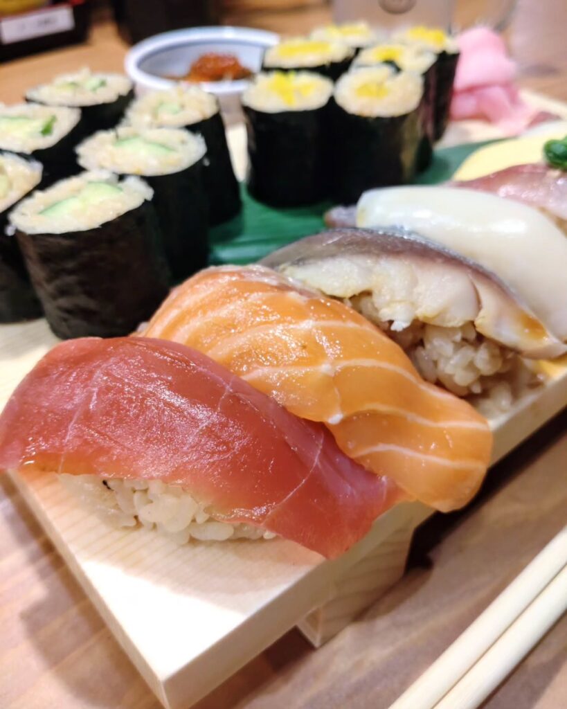 大衆酒場すさび湯 河原町三条店のマグロとエビの寿司