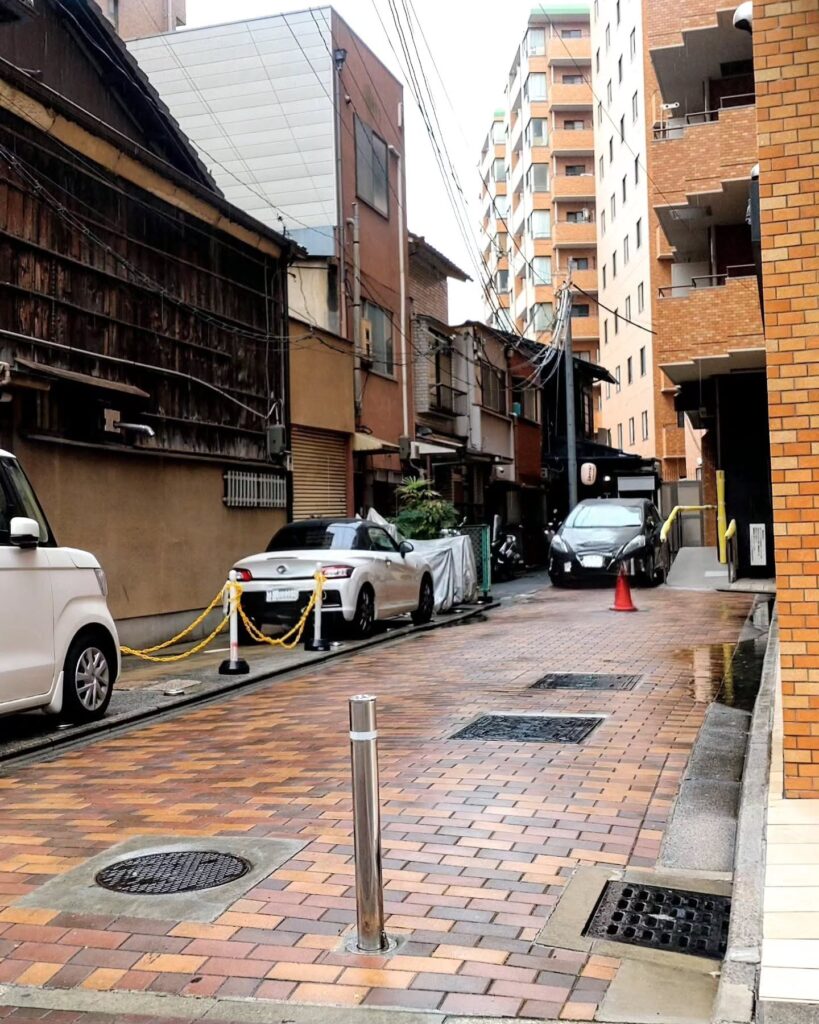 こがら食堂と夜酒場のお店の前の路地