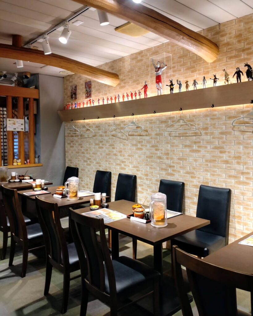 とんかつ 豚ゴリラ 新京極六角店の店内のテーブル席 - 京都市役所前ランチめぐり とんかつ 豚ゴリラ 新京極六角店の店内のテーブル席