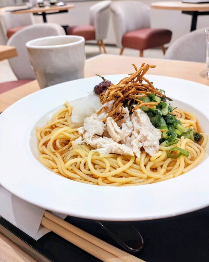 茶寮 伊藤園 大丸京都店の蒸し鶏梅おろしパスタの具材