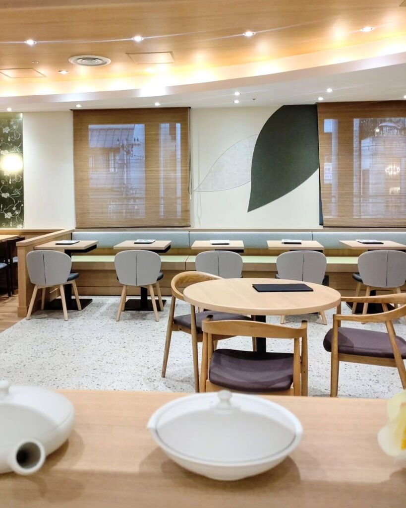 茶寮 伊藤園 大丸京都店の店内のテーブル席