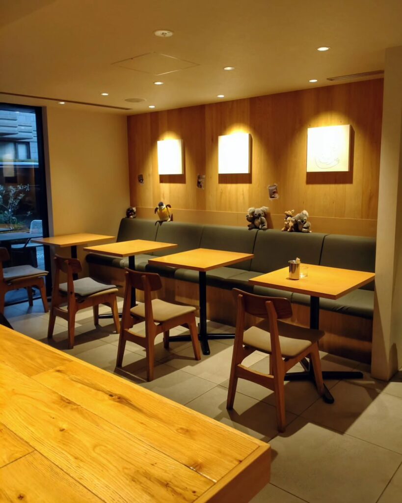 Common Well（コモンウェル）の店内のテーブル席